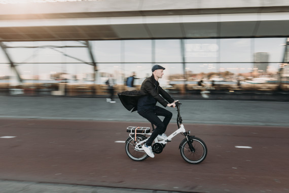 Man fietst op elektrische vouwfiets