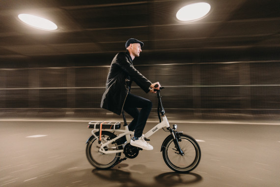 Man fietst 's avonds op e-bike