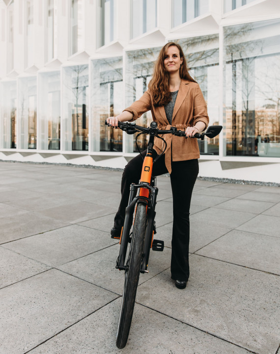 vrouw houdt haar e-bike vast