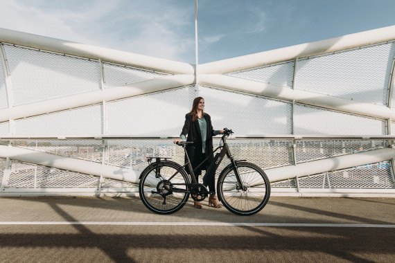 vrouw met sportieve elektrische fiets